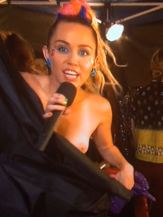 Miley cyrus bikini blooper