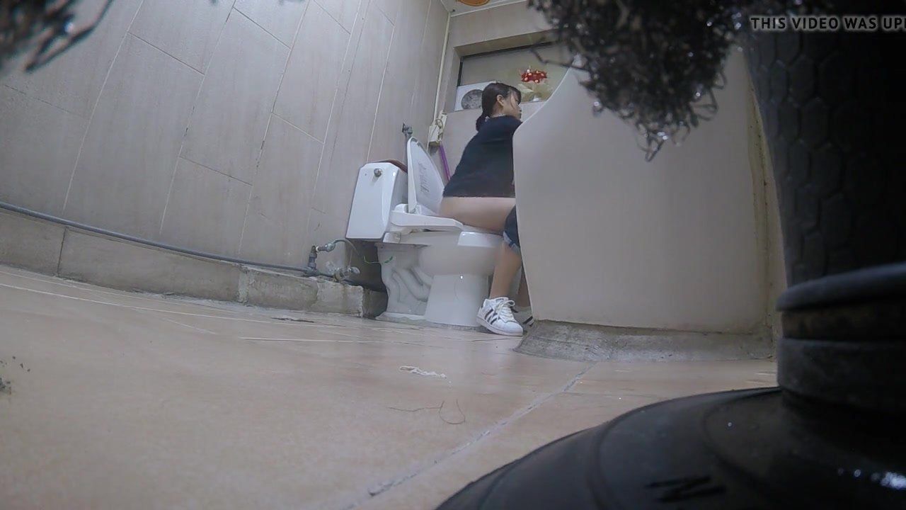 Hannibal reccomend girl using toilet